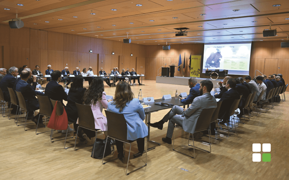 Glasfaserpakt-Runde im Ministerium Blick in den Sitzungssaal des Ministeriums während der Glasfaserpakt-Runde mit zahlreichen Teilnehmern an Tischen