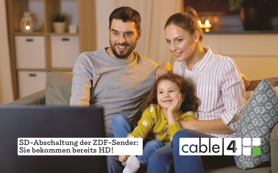 Familie sitzt gemütlich auf dem Sofa und schaut fern – Hinweis auf die SD-Abschaltung der ZDF-Sender, Cable 4 informiert: Sie empfangen bereits HD.